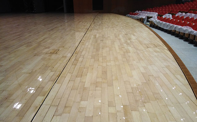 看看安裝非專業體育館木地板后果有多嚴重